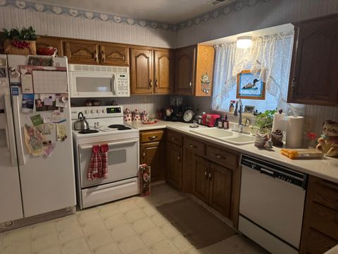 Tiny photo for 225 SW Westholm Avenue, Grants Pass, OR 97526 (MLS # 220213297)