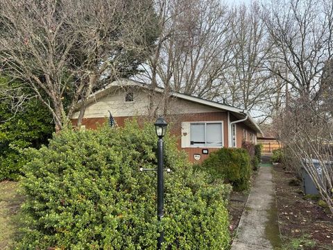 Photo of 225 SW Westholm Avenue, Grants Pass, OR 97526 (MLS # 220213297)