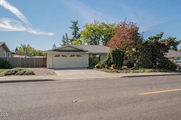 1546 ROBERTS RD, MEDFORD, OR 97504 - Image 66d9cd082b570ff45fff5cdff1a6febb/2915657729