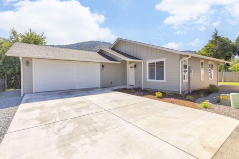 Photo of 1037 SE Briannas Way, Grants Pass, OR 97527 (MLS # 220221727)