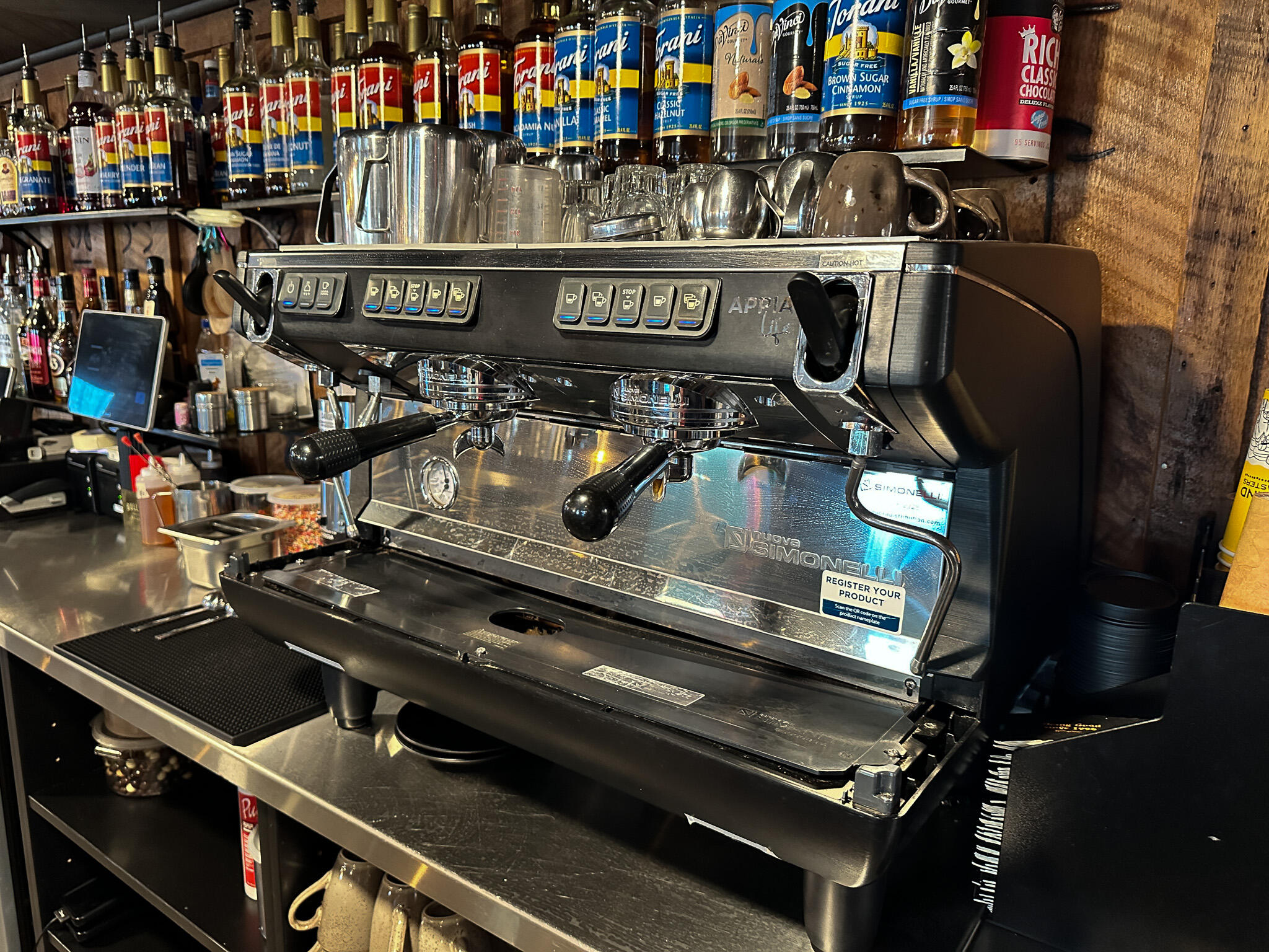 Main image without alt text