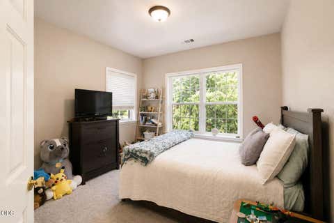 Tiny photo for 4110 Hemlock Drive, Medford, OR 97504 (MLS # 220226649)