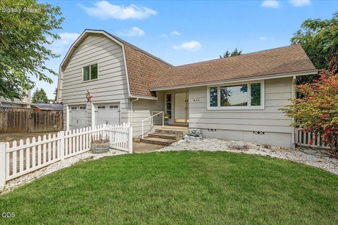 Photo of 611 Edwina Avenue, Central Point, OR 97502 (MLS # 220229212)