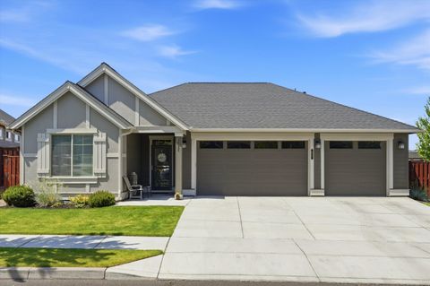 Photo of 855 NE Hudspeth Circle, Prineville, OR 97754 (MLS # 220221649)
