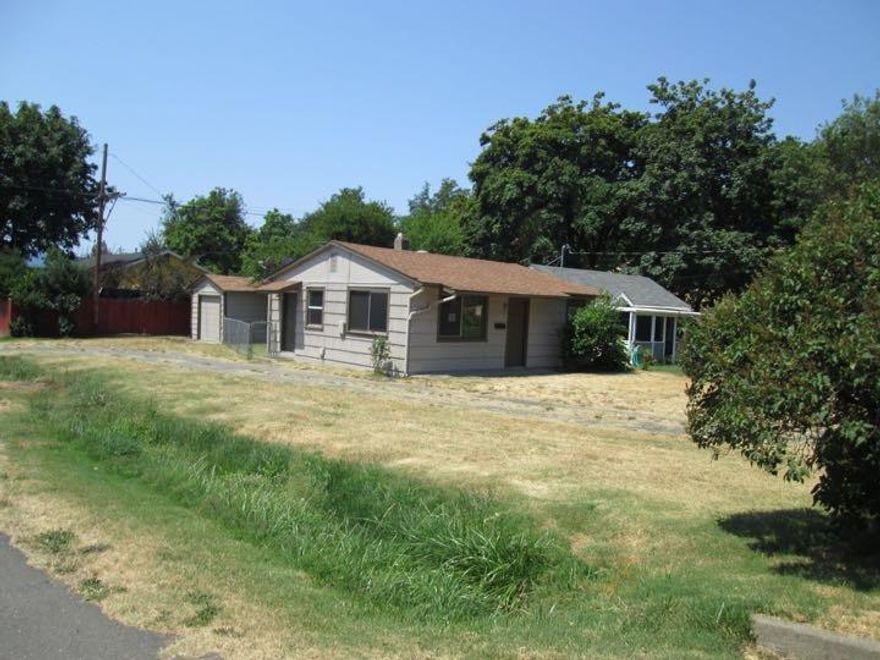 Here you go. A great little super clean home in Northwest Grants Pass at an amazing low price. Not many in this condition come on the market for such a low price and all the repairs are done. It is ready to move in and finance with your lender. But don't wait as it won't last long.