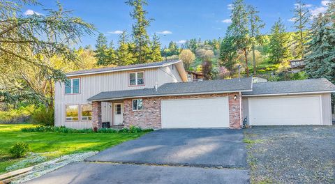 Photo of 2318 Marina Drive, Klamath Falls, OR 97601 (MLS # 220220136)