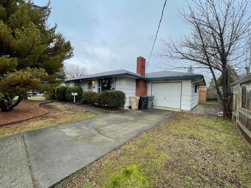 Charming 1950's home on a quiet street near Grants Pass High School. Also close proximity to all the great restaurants and shops downtown.  This sweet home offers 3 beds and 1.5 baths, original hardwood floors and each bedroom has built in drawers in the closets.  There's an attached enclosed outdoor room off of the kitchen for enjoying year round.  This home will fit many needs...downsizing, first time home buyer, investment property, just waiting for you to come and take a look.. 
This one is priced to sell, don't wait, come see it today!