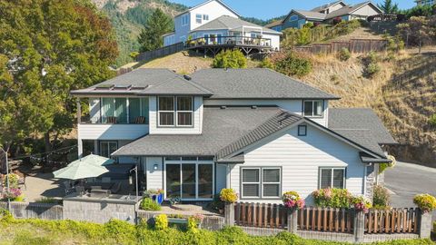 Tiny photo for 2315 Robertson Crest Crst, Grants Pass, OR 97527 (MLS # 220219690)