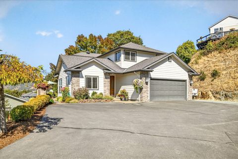Photo of 2315 Robertson Crest Crst, Grants Pass, OR 97527 (MLS # 220219690)