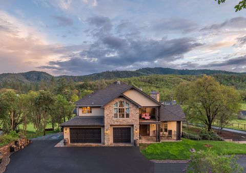 Photo of 6200 Old Stage Road, Central Point, OR 97502 (MLS # 220219349)