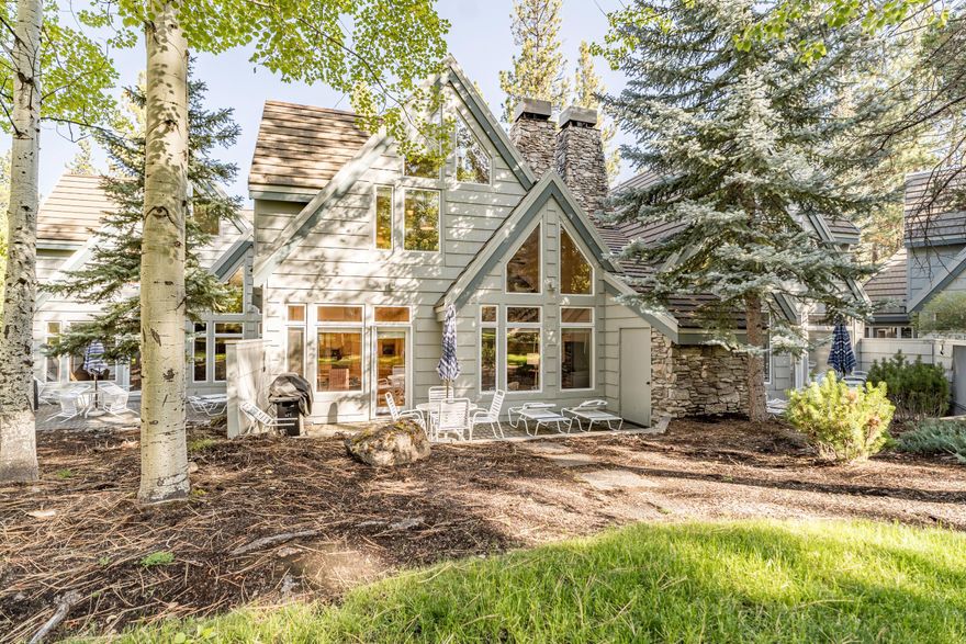 Pristine location in Sunriver carefully nestled into the quiet loop of Peppermill Circle. This townhome boasts a perfect location near the Lodge, The Spa, the Village, and more. This very well maintained, fully furnished home has a 20% deeded ownership including 10 weeks of vacation time at the very desirable Sunriver Resort! The Stoneridge townhomes include an immaculate large Clubhouse with a pool, spa/jacuzzi, exercise room, sauna, and steam room. This is a non rental townhome with a single car garage.