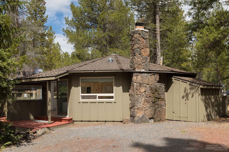 Perfect vacation home or full-time residence near The Village at Sunriver. Easy walking distance to The Village, restaurants, coffee, SHARC and more. Single level, open floor plan with a cozy gas log fireplace. Private deck with hot tub is the perfect place to gather with friends and family after a day of fun in Central Oregon!