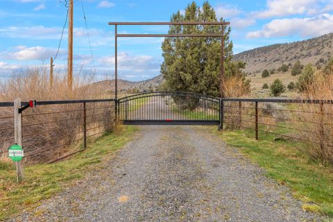 Tiny photo for 12445 Highway 140 E, Klamath Falls, OR 97603 (MLS # 220220516)