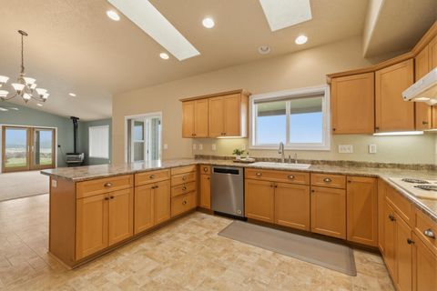 Tiny photo for 12445 Highway 140 E, Klamath Falls, OR 97603 (MLS # 220220516)
