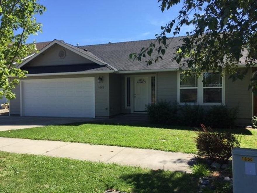 3 Bd/2 Bath Beautifully Updated Home