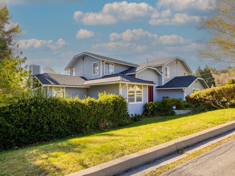 Photo of 1990 Arlington Drive, Klamath Falls, OR 97601 (MLS # 220219898)