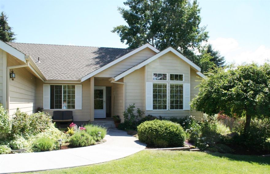 Fantastic single level family home on spacious 1/2 acre cul-de-sac lot! This immaculate home features 4 nice sized bedrooms, & 3 living spaces including a bonus room, perfect separation from rooms. upgrades include large kitchen island & breakfast bar with tile counter tops & a built in Jenn-Air gas range, hardwood floors, tile shower, & vaulted ceilings. Outside has been immaculately landscaped, featuring pavers and fire pit area.