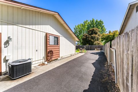 Tiny photo for 2900 Lois Lane, Grants Pass, OR 97527 (MLS # 220220203)