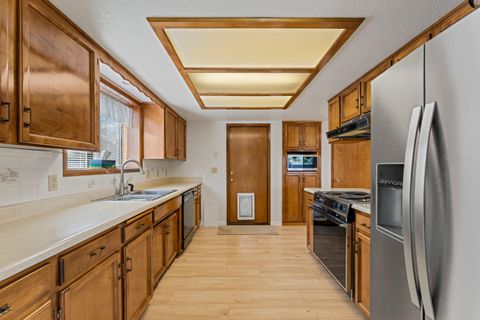 Tiny photo for 2900 Lois Lane, Grants Pass, OR 97527 (MLS # 220220203)