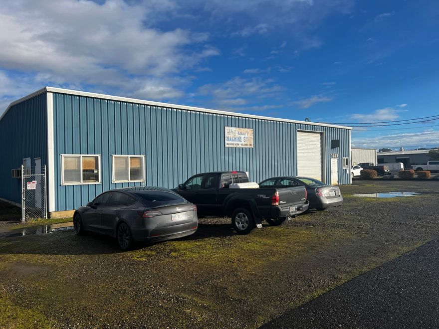 Rare industrial property just off of Hwy 62.  0.98 acres with a large fenced rear yard.  Building is 10,000 sq feet.  2 bathrooms.  3 Office areas.  Building could be used as two units, or kept as one unit.  Very well-located for a warehouse in the valley, with easy access to area highways. 400 amp 3 phase power.