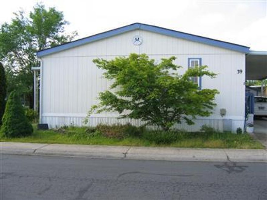 Very nice and clean affordable home in Peachwood Village where space rent is only $315/mo. 1994 Fleetwood, 1188 sq. ft., 3 bedroom, 2 bath vaulted ceiling with open and split floor plan very well maintained home. Seller motivated!