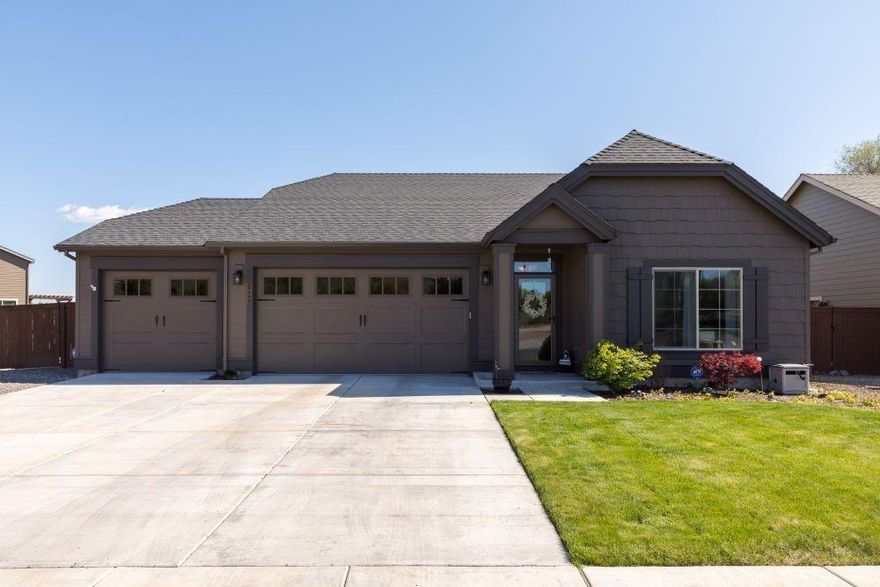 Beautiful corner lot home located in Pheasant Run. This home has had only one owner and is very well kept. Offers 1856 square feet, 3 bedrooms, 2 baths and 3 car garage with mud/laundry room off garage entrance. Single level living, open great room and kitchen, rocked gas fireplace, coffered ceilings, walk-in pantry, large master suite with coffered ceilings and walk-in closet. Big spacious kitchen highlighted by Knotty Alder cabinets in deep rich stain with quartz solid surface counters help set this home apart.