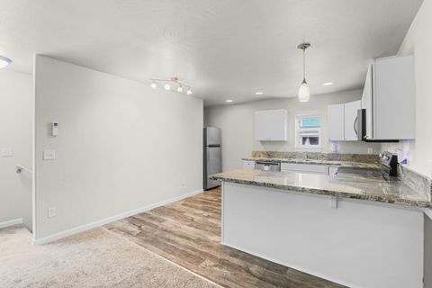 Tiny photo for 7852 Jacqueline Way, White City, OR 97503 (MLS # 220219761)