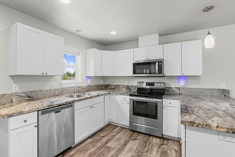 Tiny photo for 7852 Jacqueline Way, White City, OR 97503 (MLS # 220219761)