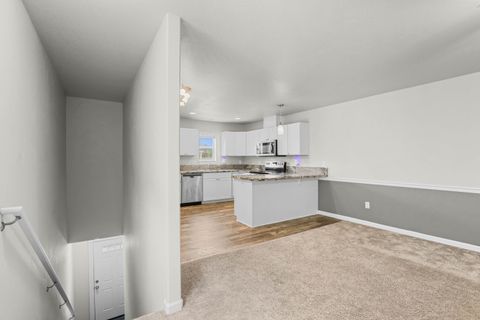 Tiny photo for 7852 Jacqueline Way, White City, OR 97503 (MLS # 220219761)