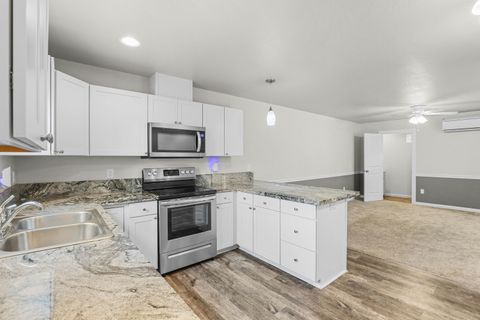 Tiny photo for 7852 Jacqueline Way, White City, OR 97503 (MLS # 220219761)