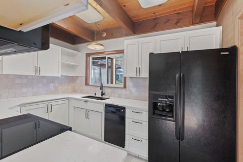 Tiny photo for 1440 NE 10th Street, Grants Pass, OR 97526 (MLS # 220217595)