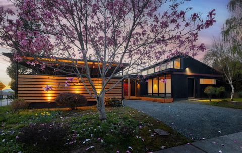 Photo of 1440 NE 10th Street, Grants Pass, OR 97526 (MLS # 220217595)