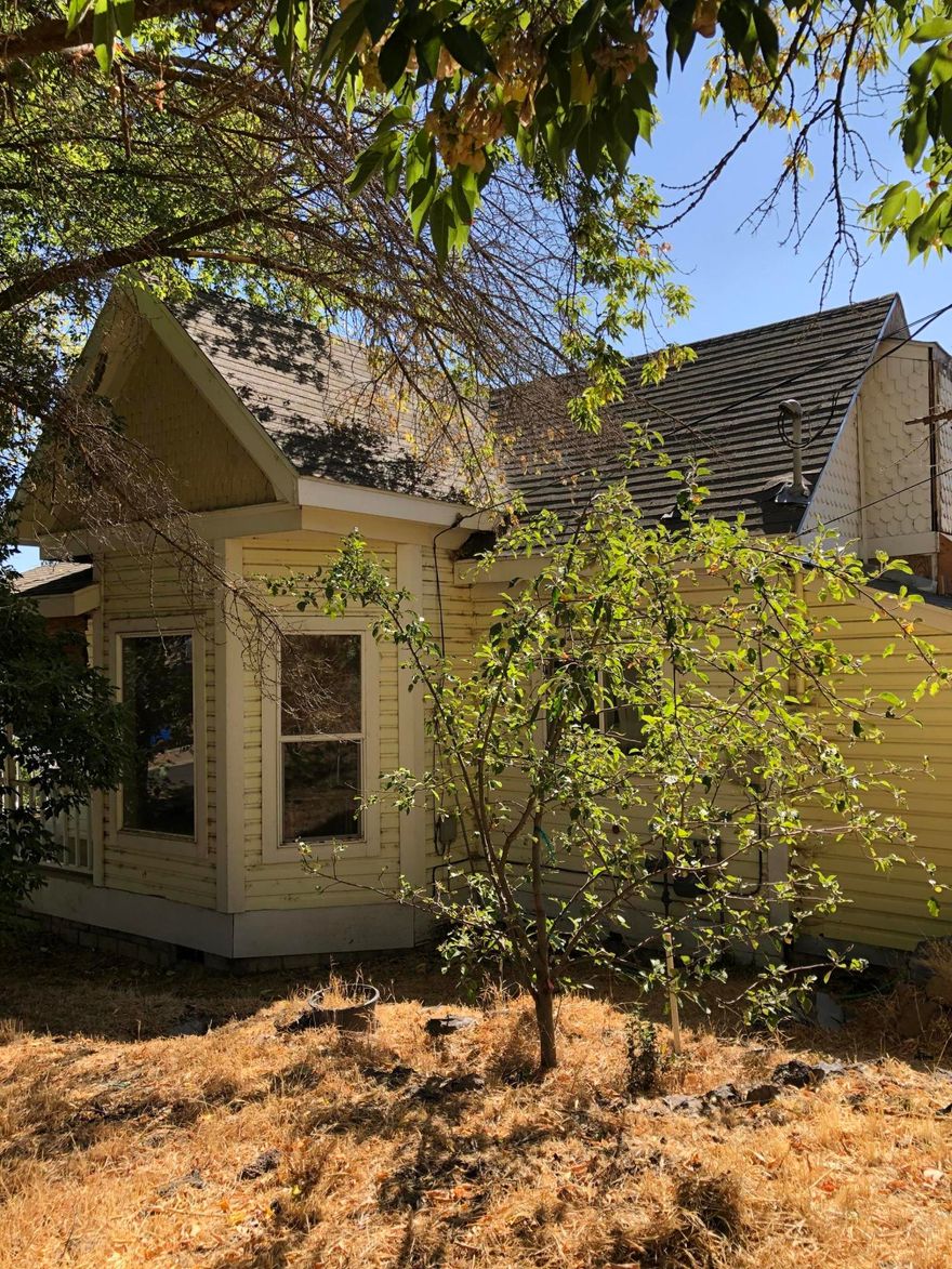 Turn of the century charm. 1-bedroom 1 bath with another bedroom possible in loft. A view of Lake Ewauna and off-street parking. Home is being sold AS-IS, schedule your tour today!