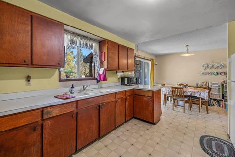 Tiny photo for 2323 NE 8th Street, Bend, OR 97701 (MLS # 220221314)