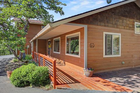 Photo of 5366 Pioneer Road, Medford, OR 97501 (MLS # 220220969)