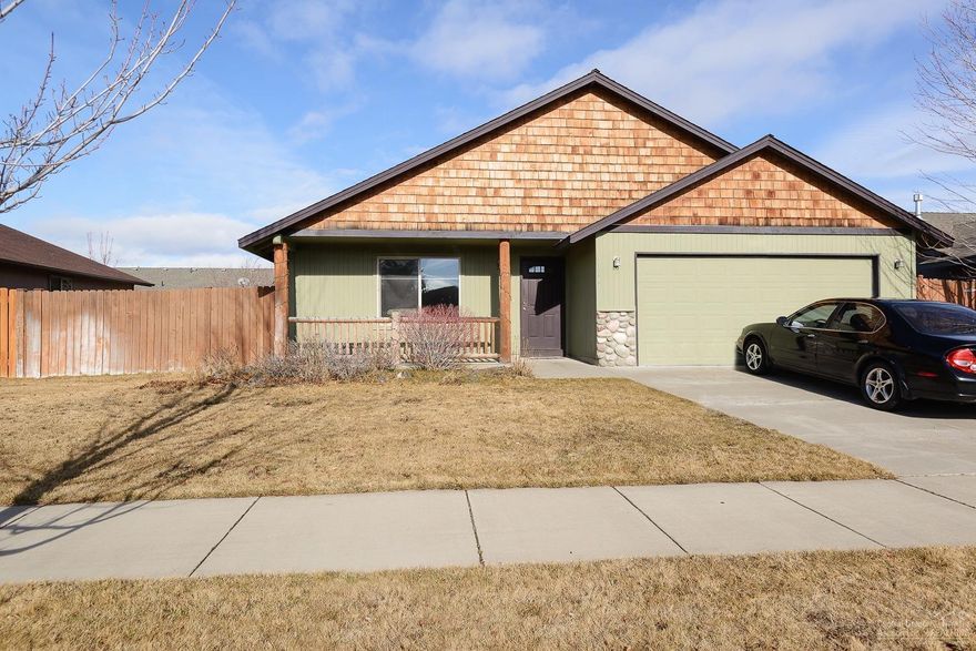 Cute single-level home in SE Bend. Centrally located and walking distance to Jewell Elementary. Craftsman style accents throughout with boulder fireplace accent in great room and build in office nook. Large great room with tall ceilings, wood floors in kitchen and stainless steel appliances. Fully fenced back yard with covered patio.
