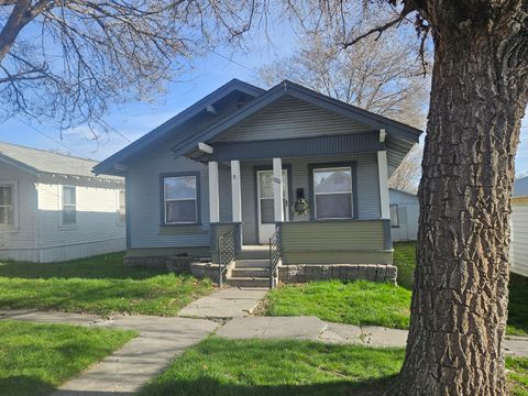 Tiny photo for 1720 Menlo Way, Klamath Falls, OR 97601 (MLS # 220216896)