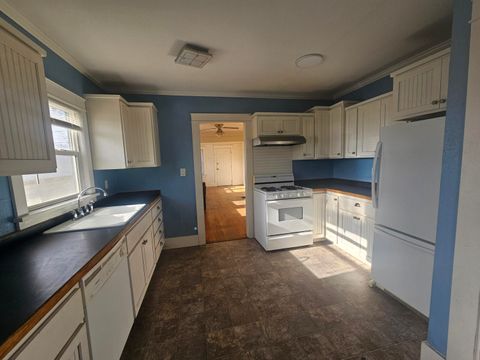 Tiny photo for 1720 Menlo Way, Klamath Falls, OR 97601 (MLS # 220216896)
