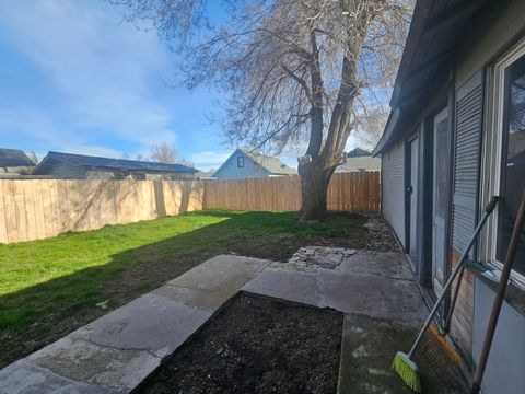 Tiny photo for 1720 Menlo Way, Klamath Falls, OR 97601 (MLS # 220216896)