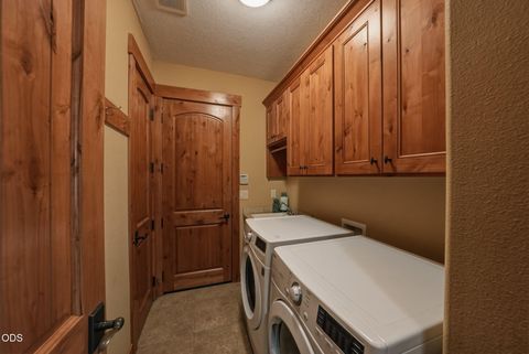 Tiny photo for 11308 Highcrest Court, Redmond, OR 97756 (MLS # 220223835)