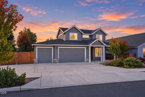 Photo of 1646 NW Upas Avenue, Redmond, OR 97756 (MLS # 220229668)