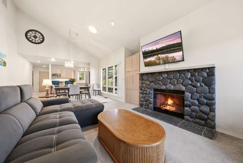 Tiny photo for 3076 NW Clubhouse Drive, Bend, OR 97703 (MLS # 220216855)