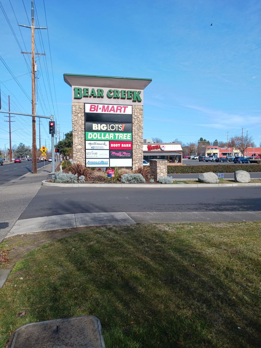 Rare small retail space available in Medford's Bear Creek Plaza. Join big box stores BiMart, Dollar Tree, Big Lots and others in one of Medford's most popular shopping centers. This suite offers plenty of shared parking and easy in and out from Biddle Rd. or McAndrews Rd.