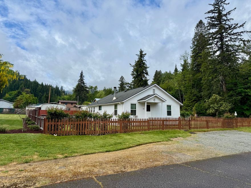 Discover delightful living in Glendale! This inviting 3-bedroom, 1-bathroom home offers a fantastic lifestyle. Picture yourself enjoying the expansive yard - ideal for gardening, entertaining, or simply
unwinding. You'll appreciate the abundant storage space, keeping everything organized and clutter-free. Evenings will be magical gathered around your very own fire pit, sharing stories and making
memories. And for outdoor enthusiasts, the beautiful city park is literally across the street, offering endless opportunities for recreation and enjoyment. This is more than just a house; it's a place to create lasting moments. Don't let this exceptional opportunity pass you by! Schedule your
showing today and experience the Glendale charm firsthand. This wonderful property offers a blend of comfort, convenience, and outdoor living that's truly special. Imagine the possibilities!