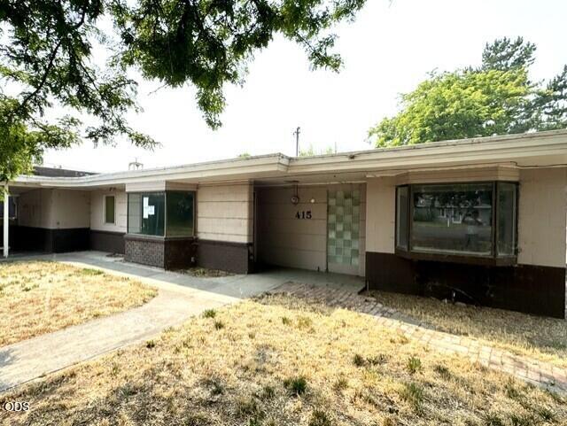415 NW Locust Street
