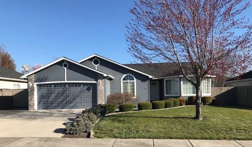 This hard to find well maintained home is located in the Central Point East Subdivision. Home includes high ceilings, vaulted master with plant shelf, wood floors in the kitchen, walk in closet in the master, and shows wonderful. Small concrete RV area on the side. Covered patio and a nicely landscaped lot. Don't miss this great opportunity.