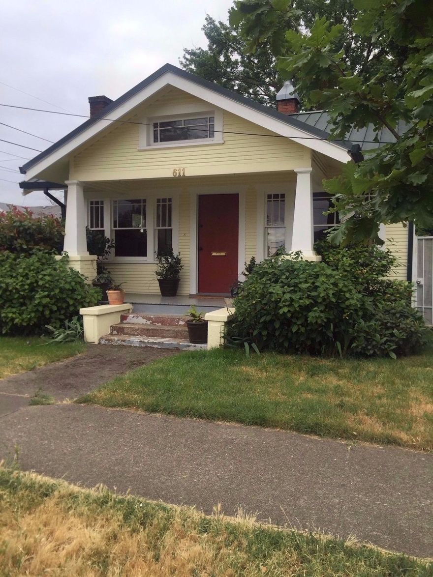 Cute Cottage Home with wonderful curb appeal, ideal for the first time home buyer or investor. 1930's era built home with charming built-ins. Hardwood floors hi-lite the quaintness of this cottage. Relax on your front porch or screened in back porch.