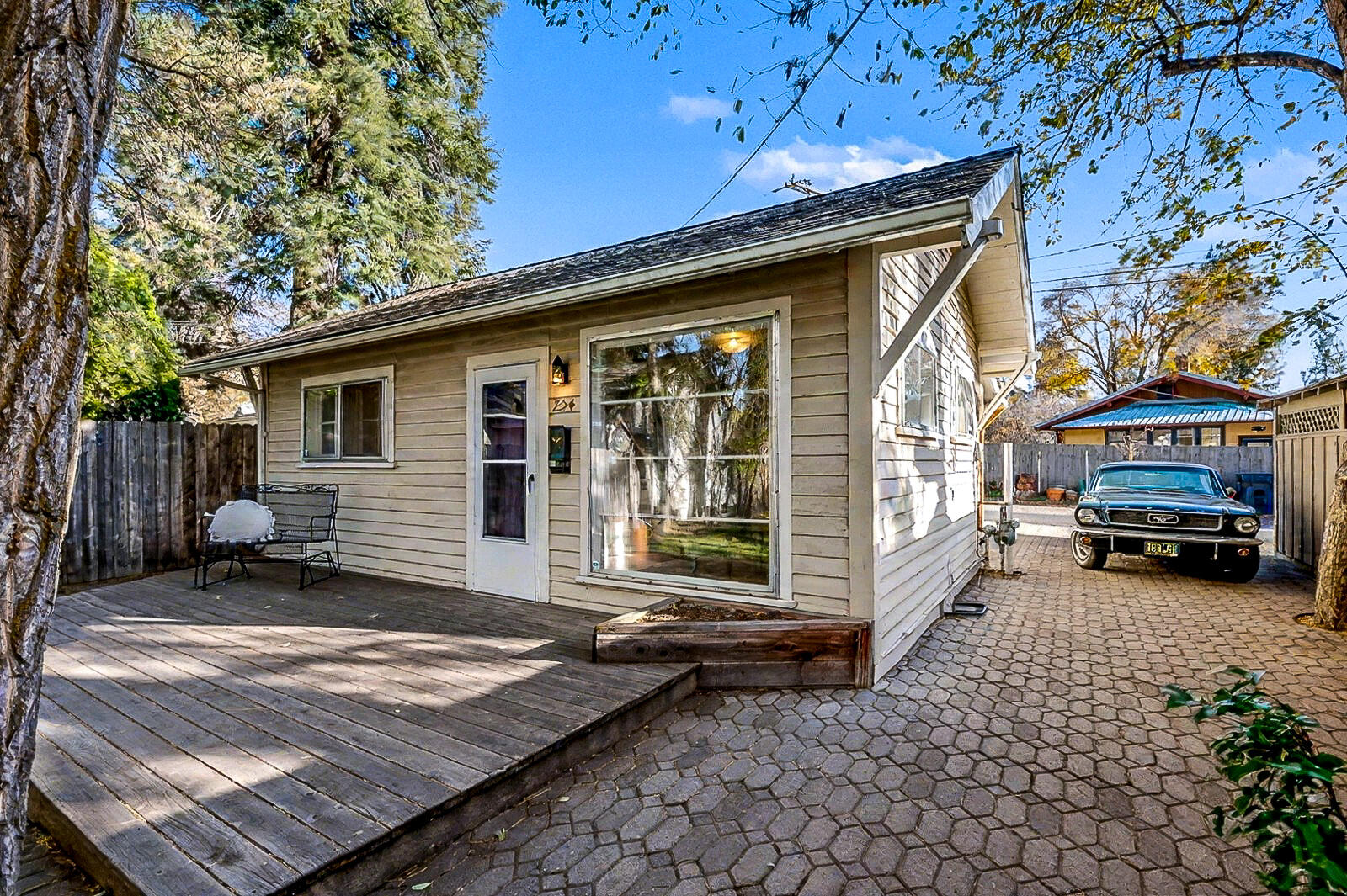 254 NW Congress Street