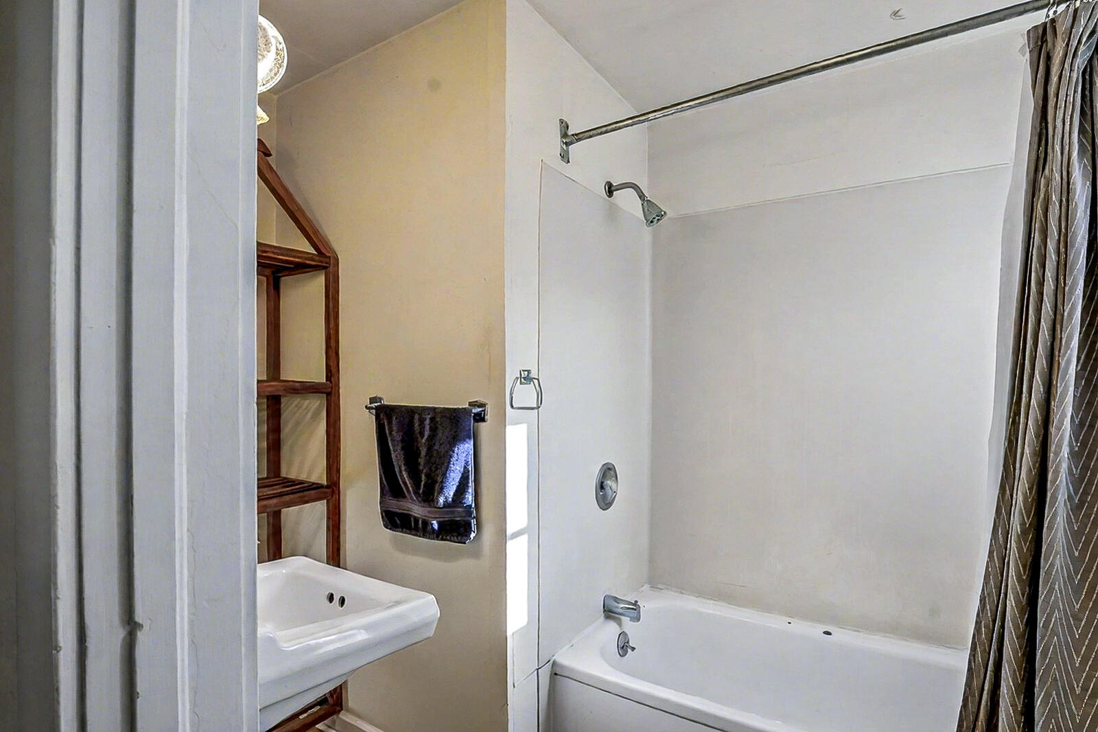 254 NW Congress Street