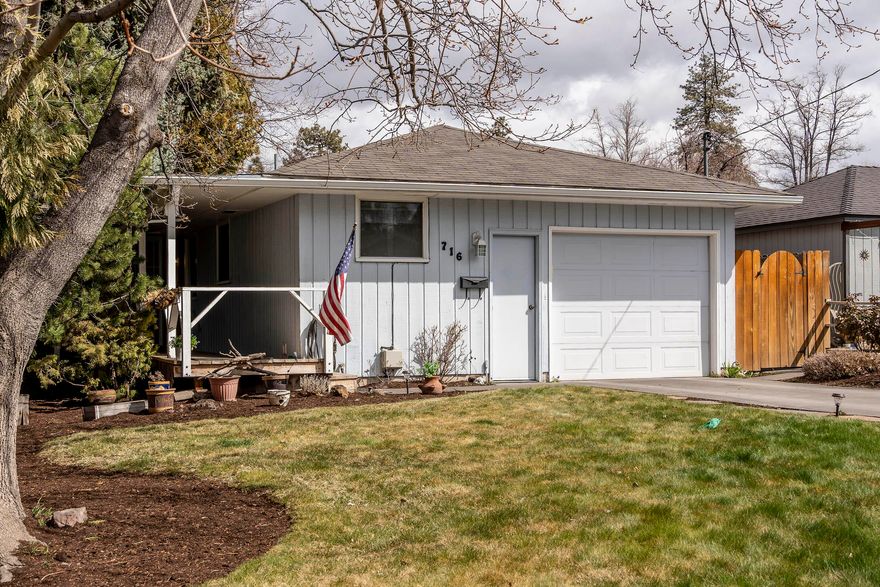 Don't miss this midtown gem!  Home has been in the same family since brand new. Pride of ownership! and oh what a beautiful lot, loads of mature big trees and gorgeous  landscape. Fenced back yard, and even has double gate access off the alley. All appliances included, so it is move in ready. Don't miss it.
Very warm and cozy inside, and out